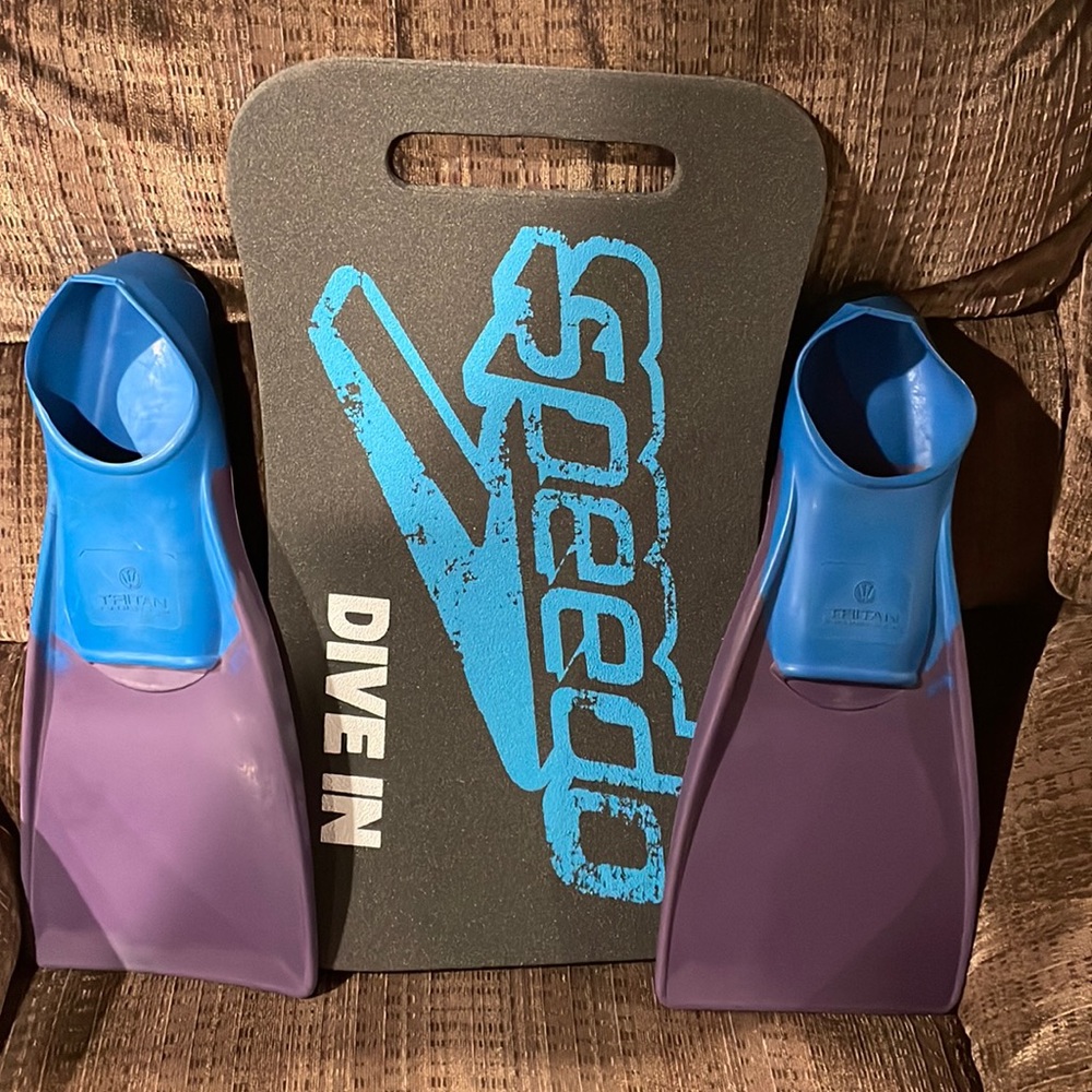Flippers with soft kick board